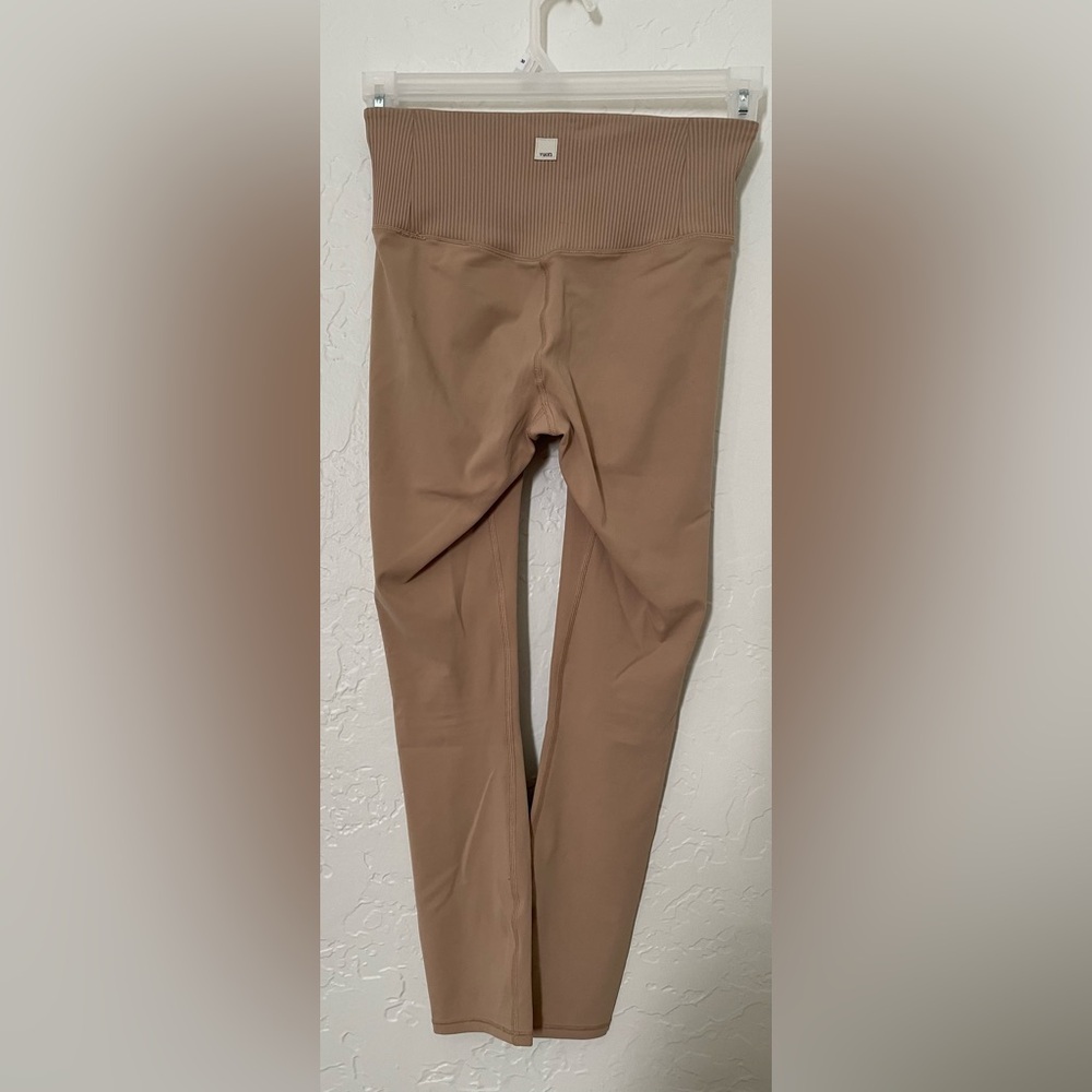 Vuori Rib Studio Legging in Coconut. Small. EUC.